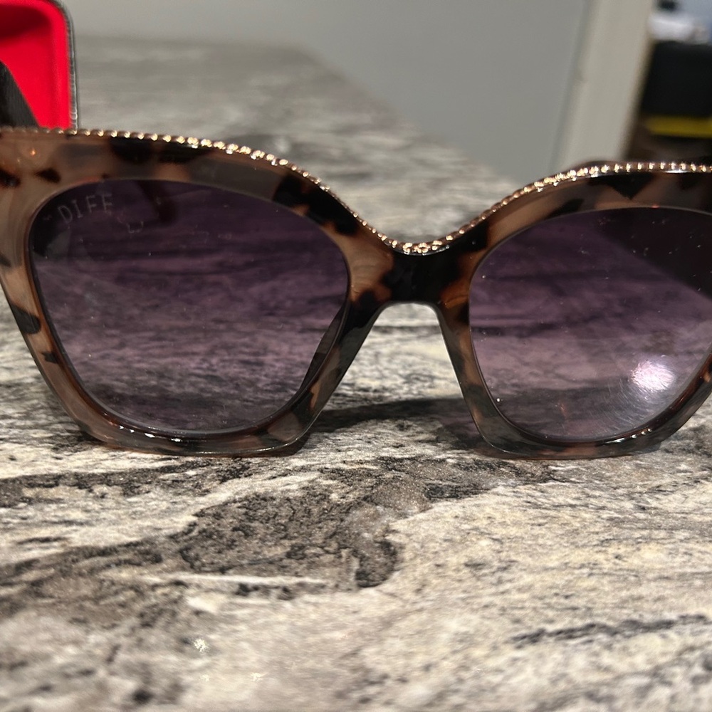 Diff Eyewear Brown and Black Sunglasses with Tortoiseshell Design - Picture 4 of 15